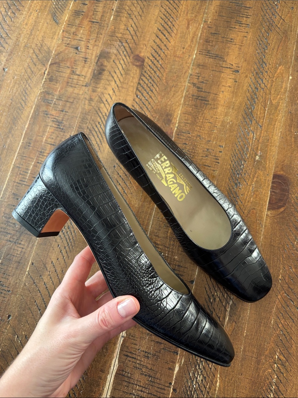 Salvatore Ferragamo Black Croc Embossed Leather Womens Pumps Shoes in Size 7.5